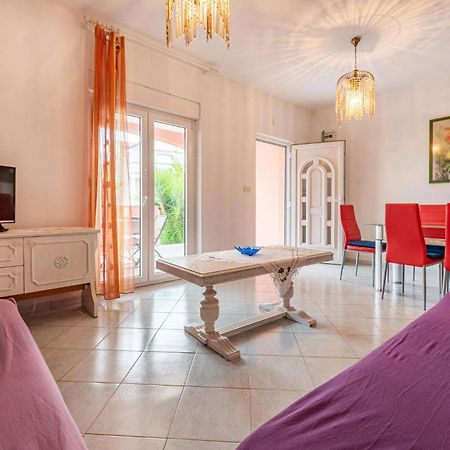 Cozy Apartment In Vir With Kitchen Bagian luar foto